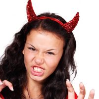 Дьявольски сердитая женщина
