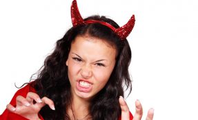 Дьявольски сердитая женщина